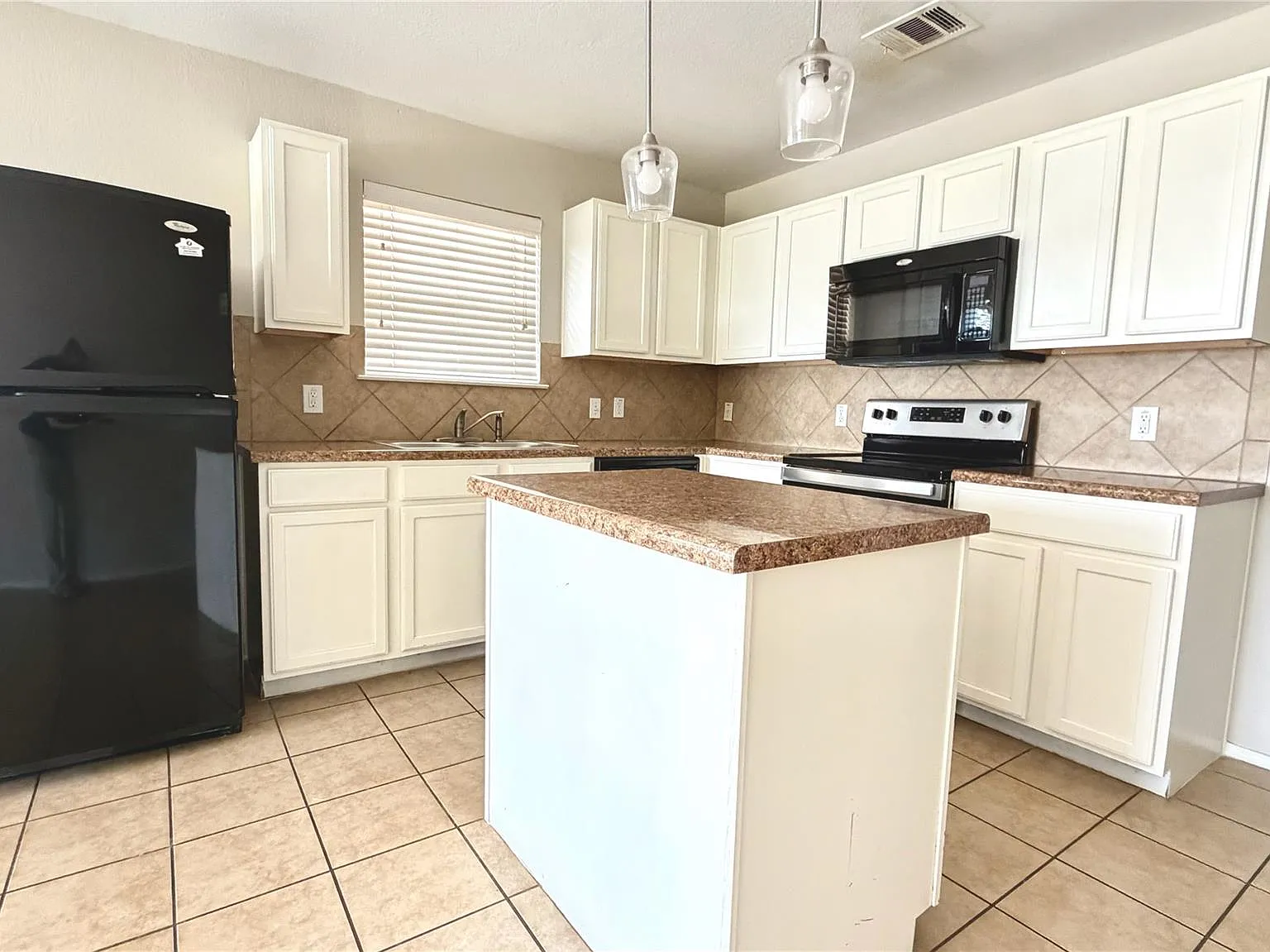 3 bed, 2.0 bath, 1341 sqft, $1,795 — Photo 4
