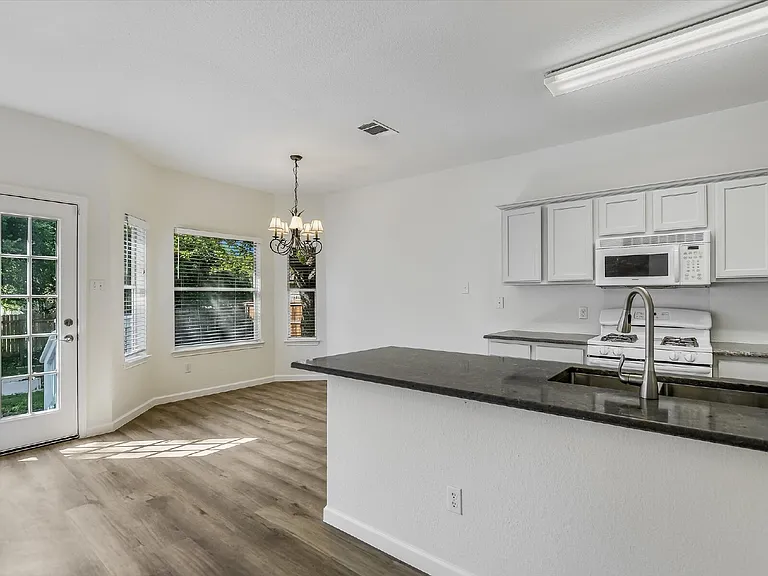 1102 Brashear Ln — Photo 9
