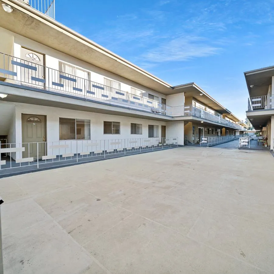 Tarzana Courtyard — Photo 3