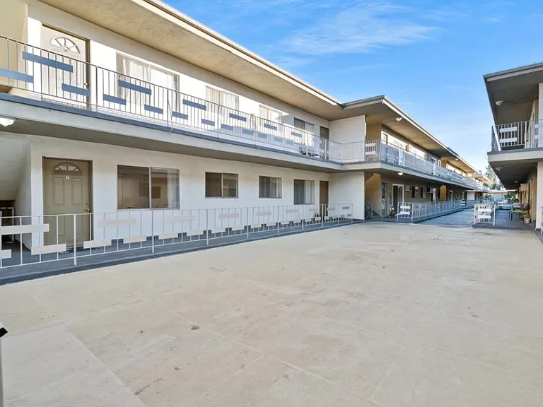 Tarzana Courtyard — Photo 3
