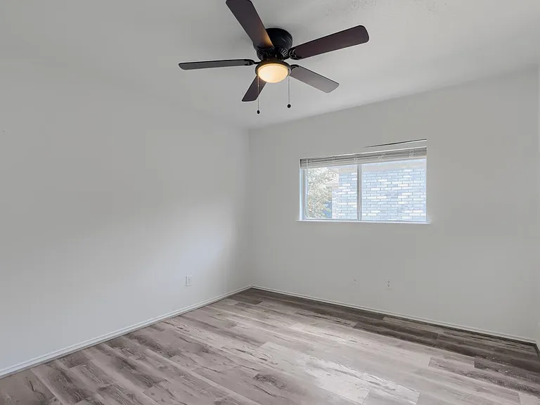 512 Woodford Dr — Photo 21