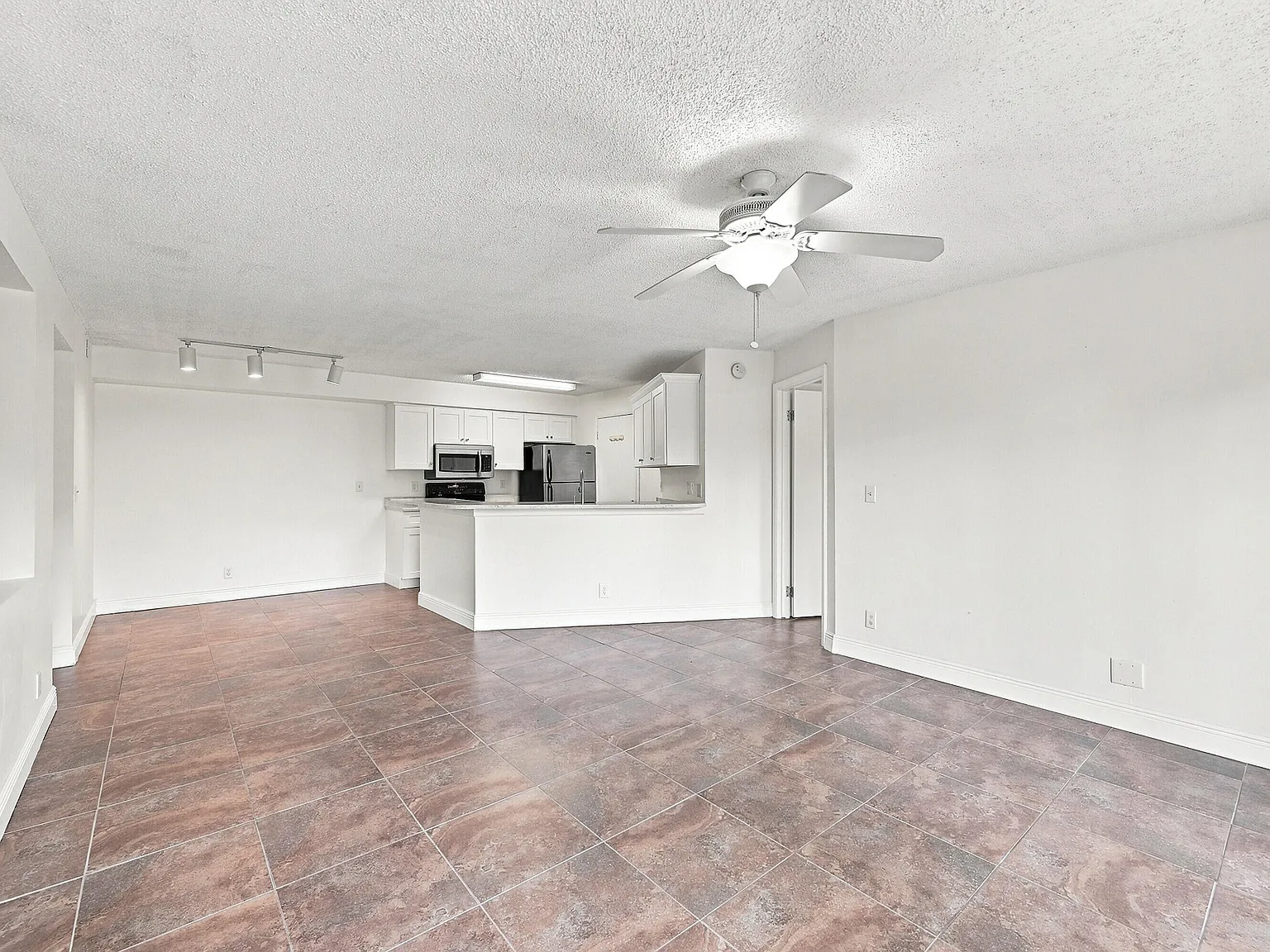 2 bed, 2.0 bath, 1024 sqft, $2,100 — Photo 2