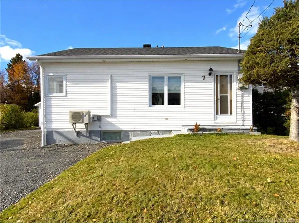 7 Lajoie St, Edmundston, NB E7C 1E1