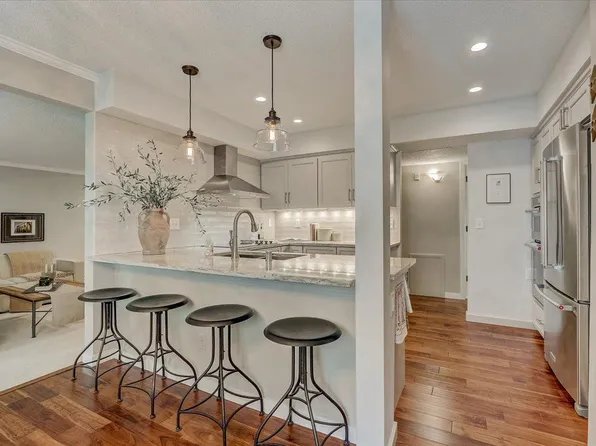 6105 Lincoln Dr APT 131, Edina, MN 55436