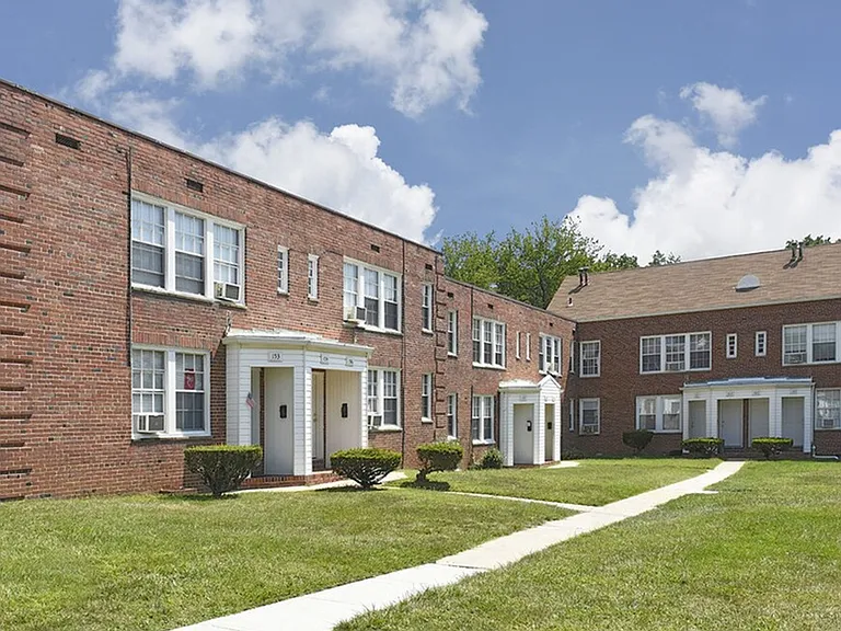 Oaklee Village Apartments — Photo 19