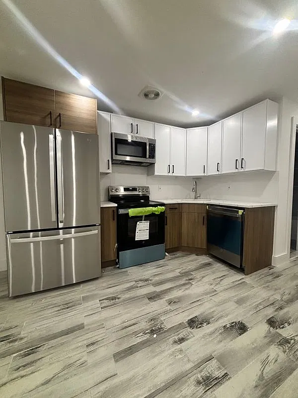 3 bed, 1.0 bath, 966 sqft, $3,500 — Photo 2