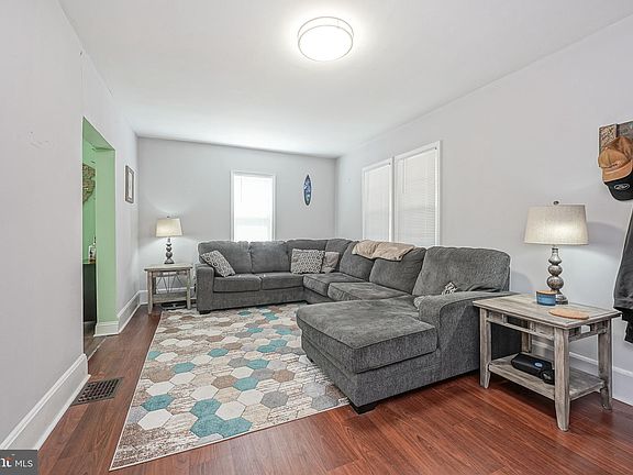 5th image of 457 Chelton Ave
