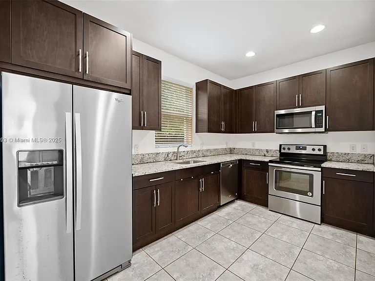 6907 Pines Cir — Photo 2