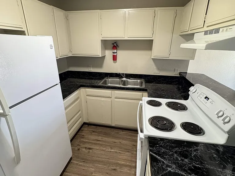 Chapparal Apartments — Photo 11