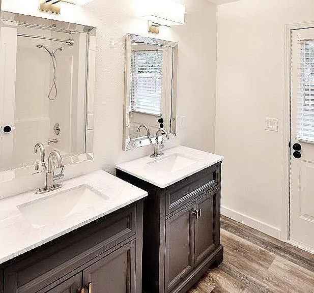 2340 N Warwick Ave — Photo 4