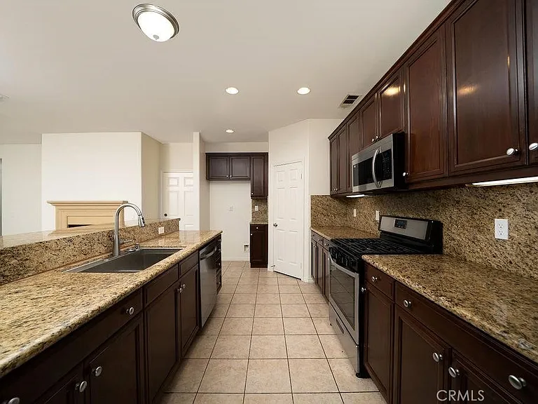 22532 Venice St — Photo 2