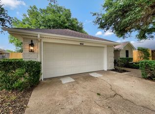 905 Springleaf Ln, Arlington, TX 76018