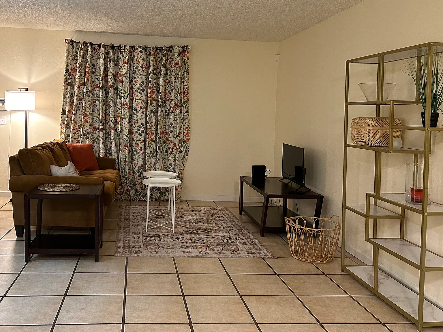 2 bed, 1.5 bath, 1000 sqft, $1,980 — Photo 2