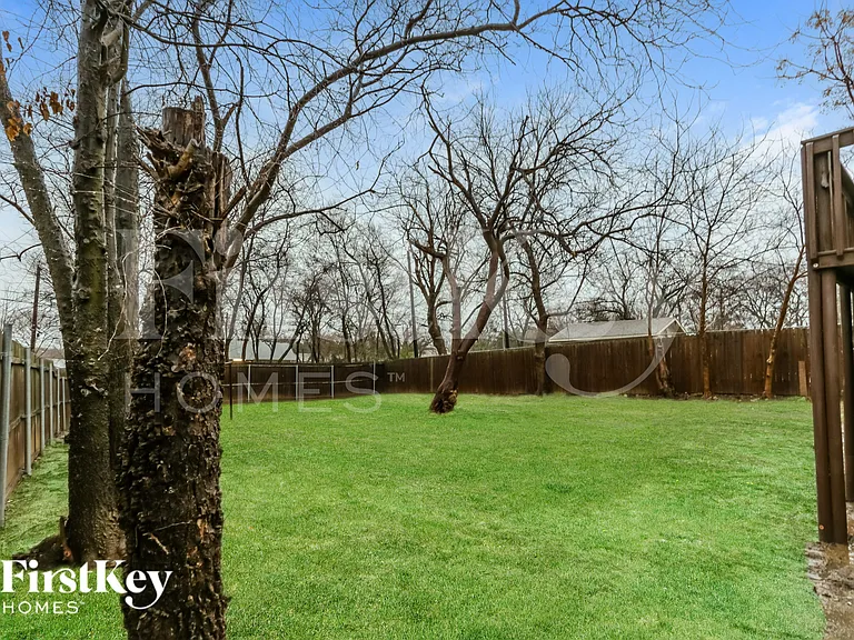 917 Montclair Dr — Photo 18
