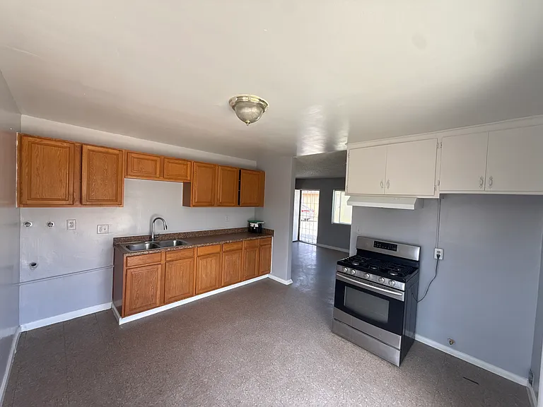 147 N Victoria Ave — Photo 2