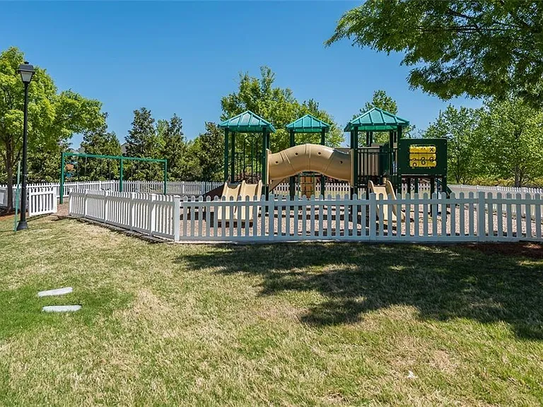 4330 Granby Cir — Photo 24