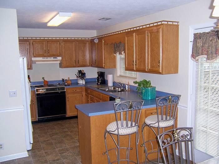 2nd image of 114 Oxford Ct
