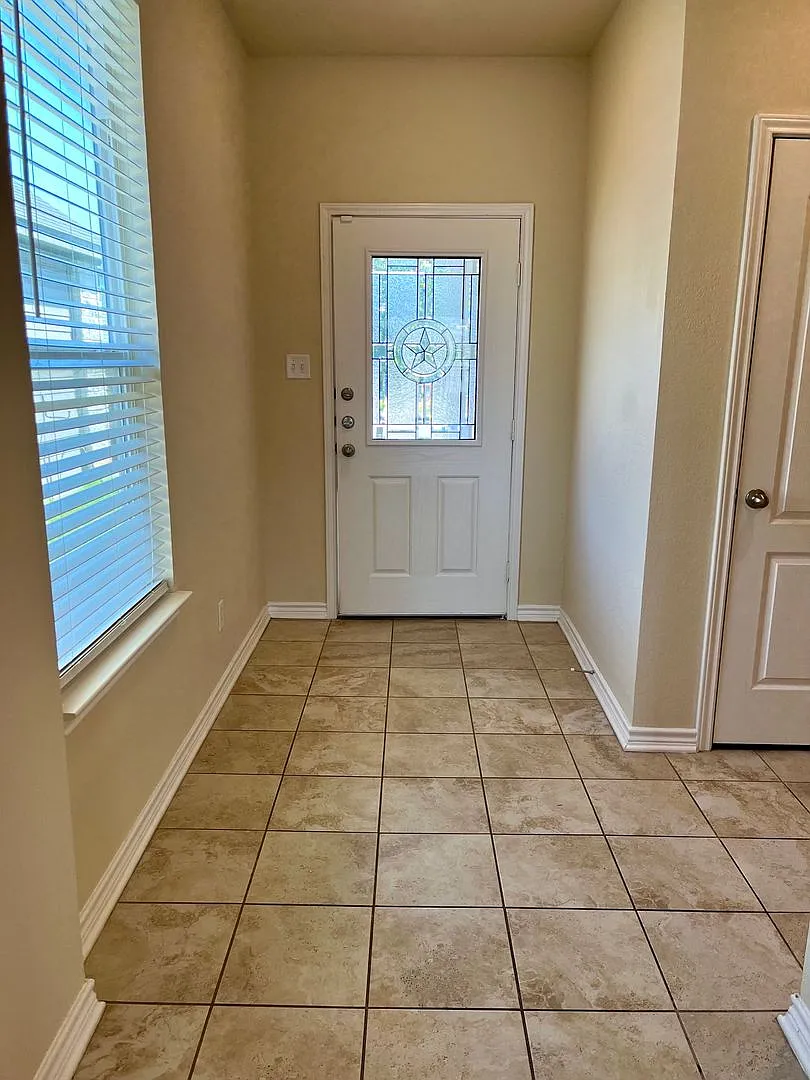 Stop the Car ~ 4/2 Single Story ~ w/ All Appliances Included ~ Solar Panels TOO! — Photo 4