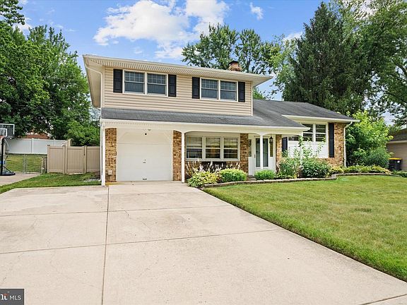 3rd image of 3 Alcott Dr