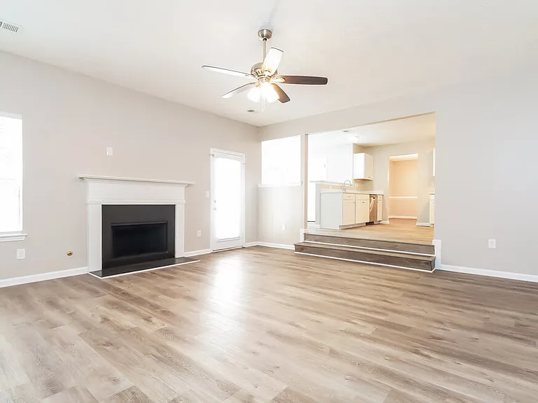 1085 Ivey Ln — Photo 9