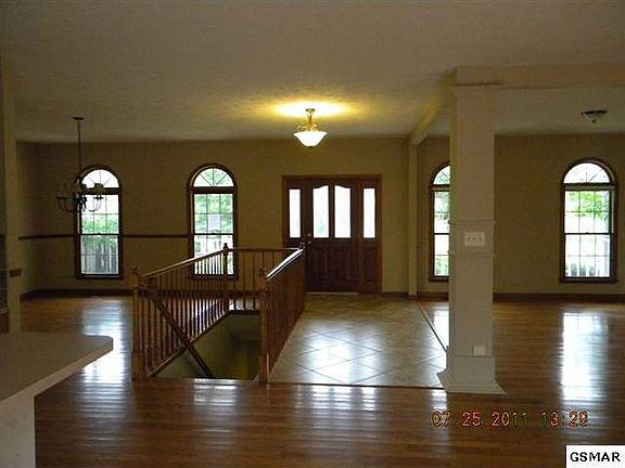 4th image of 619 Horseshoe Ln