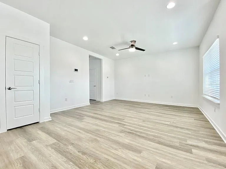 1837 Bonham Ln — Photo 9
