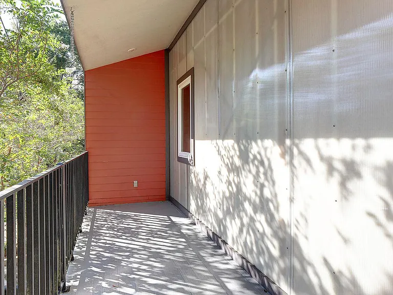 1613 W University Ave — Photo 13