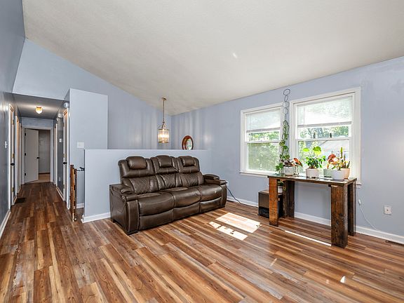 5th image of 109 Herndon St