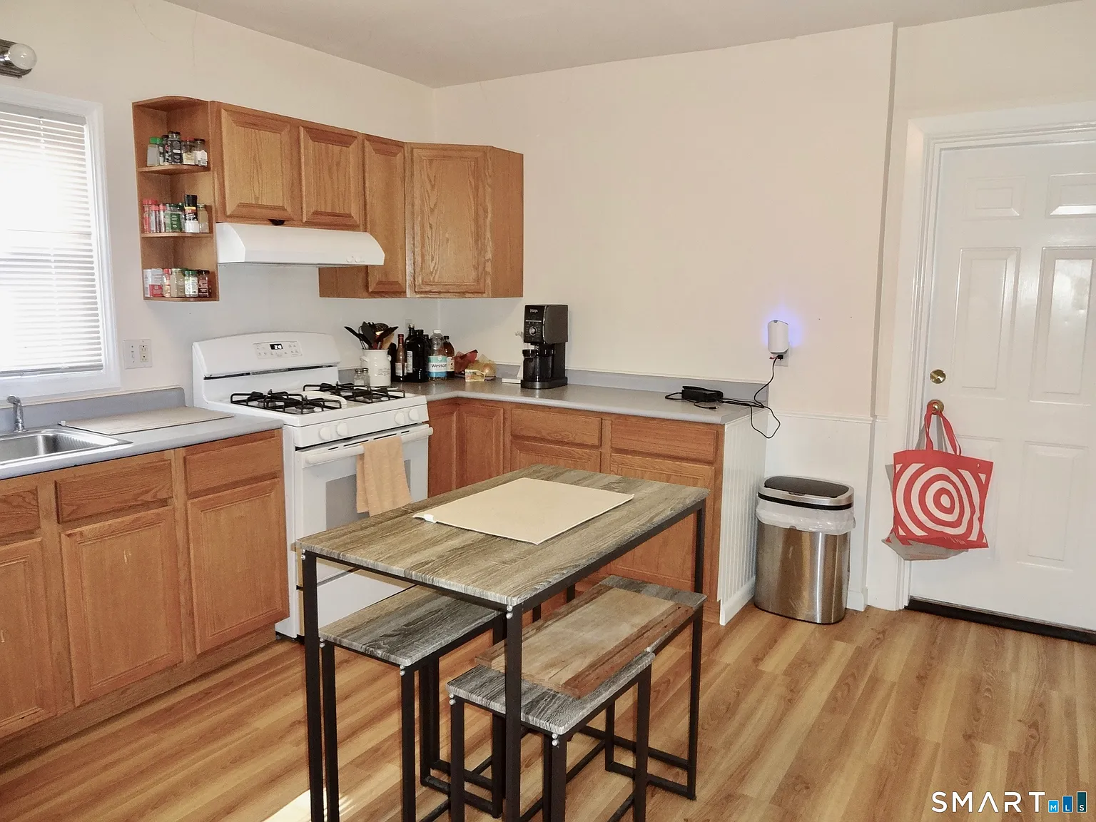 2 bed, 1.0 bath, 3370 sqft, $2,100 — Photo 3