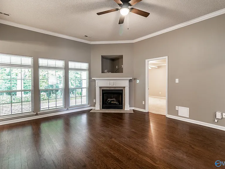 124 Wittington Ln — Photo 5