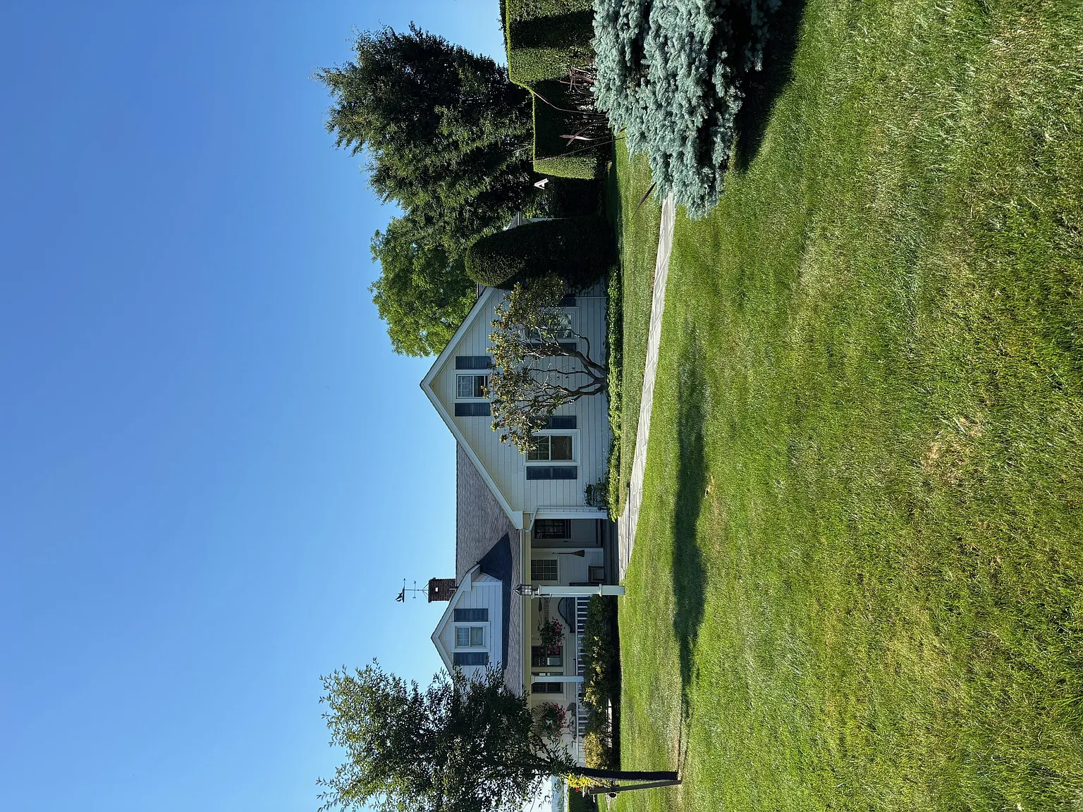 Waterfront Home in Montclair Colony — Photo 1