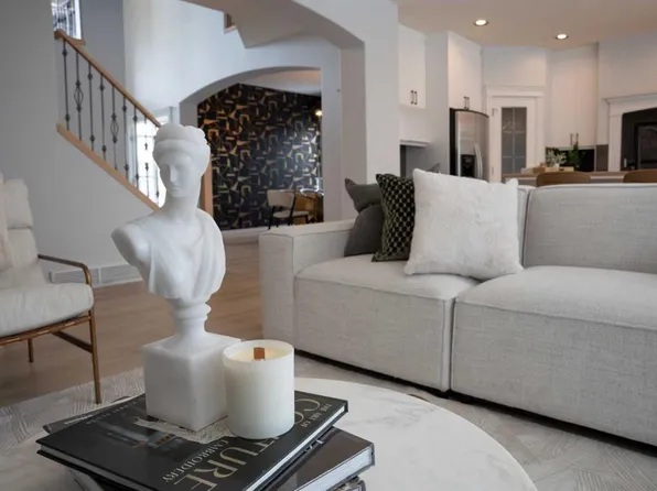 3 W Strathridge Bay SW, Calgary, AB T3H 4S1