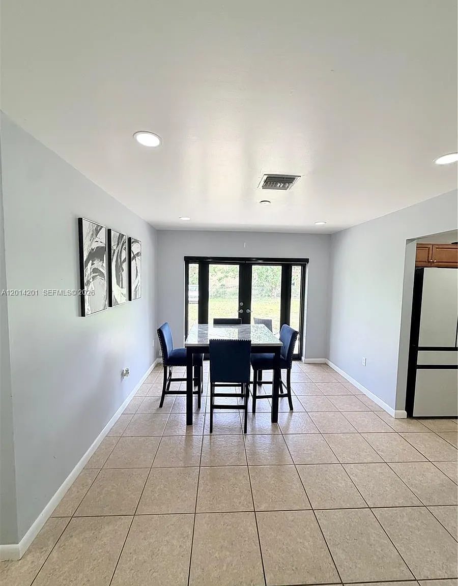 3 bed, 1197 sqft, $3,350 — Photo 2