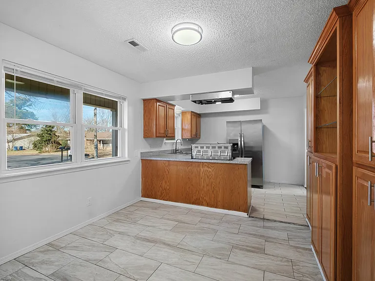 2306 Douglas St — Photo 11