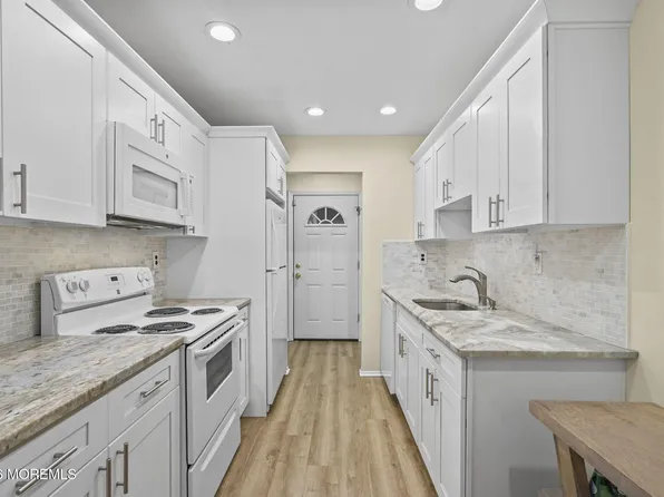 144 Cross Slope Court #B, Manalapan, NJ 07726