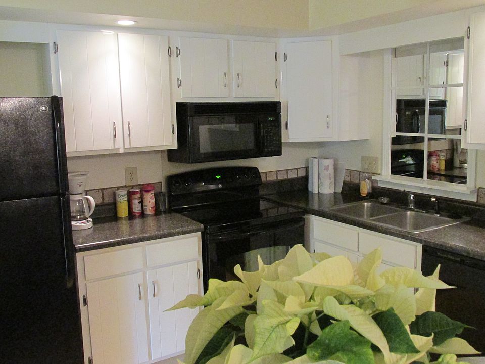 Clean, updated kitchen