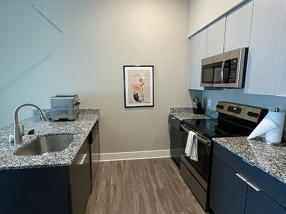 Kitchen, Stainless Steel Appliances, Granite Countertops, Soft Pull cabinets