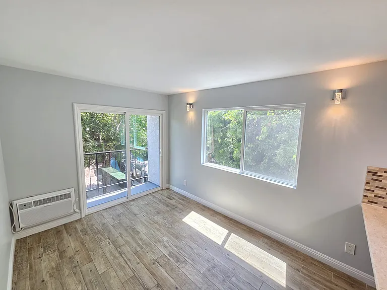 2518 W 5th st — Photo 11