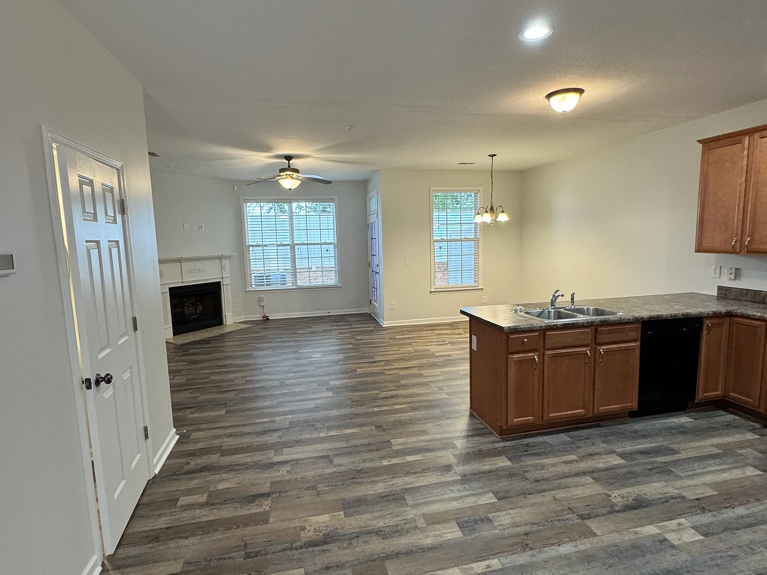 3 bed, 1800 sqft, $1,850 — Photo 2