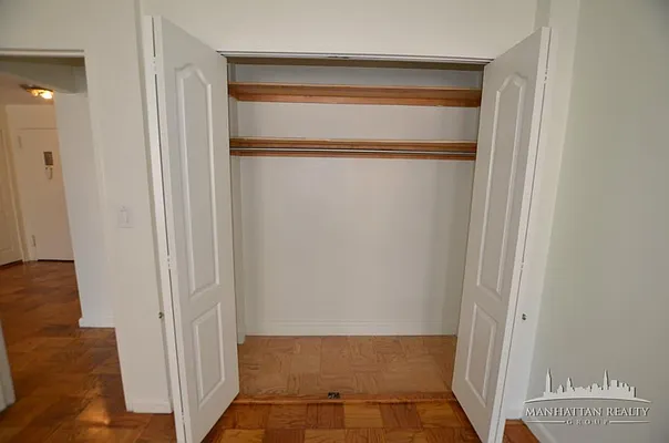 Rented by Manhattan Realty Group | media 32