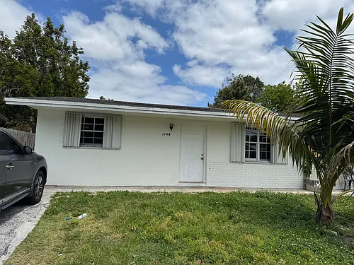 1740 SW 70th Way Photo 1