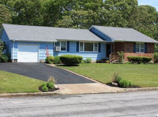 11 Fairway Dr, Bellport, NY 11713