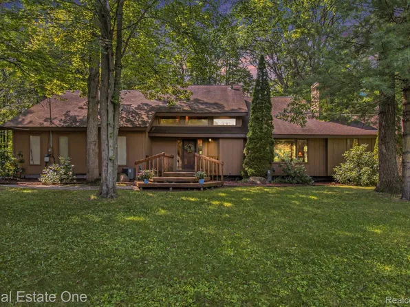 2900 Oak Lane Trl, Brighton, MI 48114