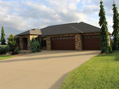 1559 Crown Ridge Dr, Sioux Center, IA, 51250
