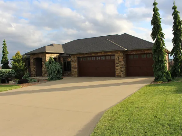 1559 Crown Ridge Dr, Sioux Center, IA 51250