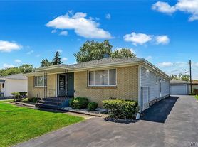 58 Stewart Dr, Depew, NY