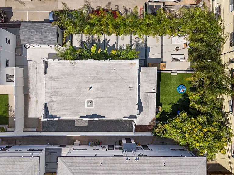 1752 Robinson Ave — Photo 12