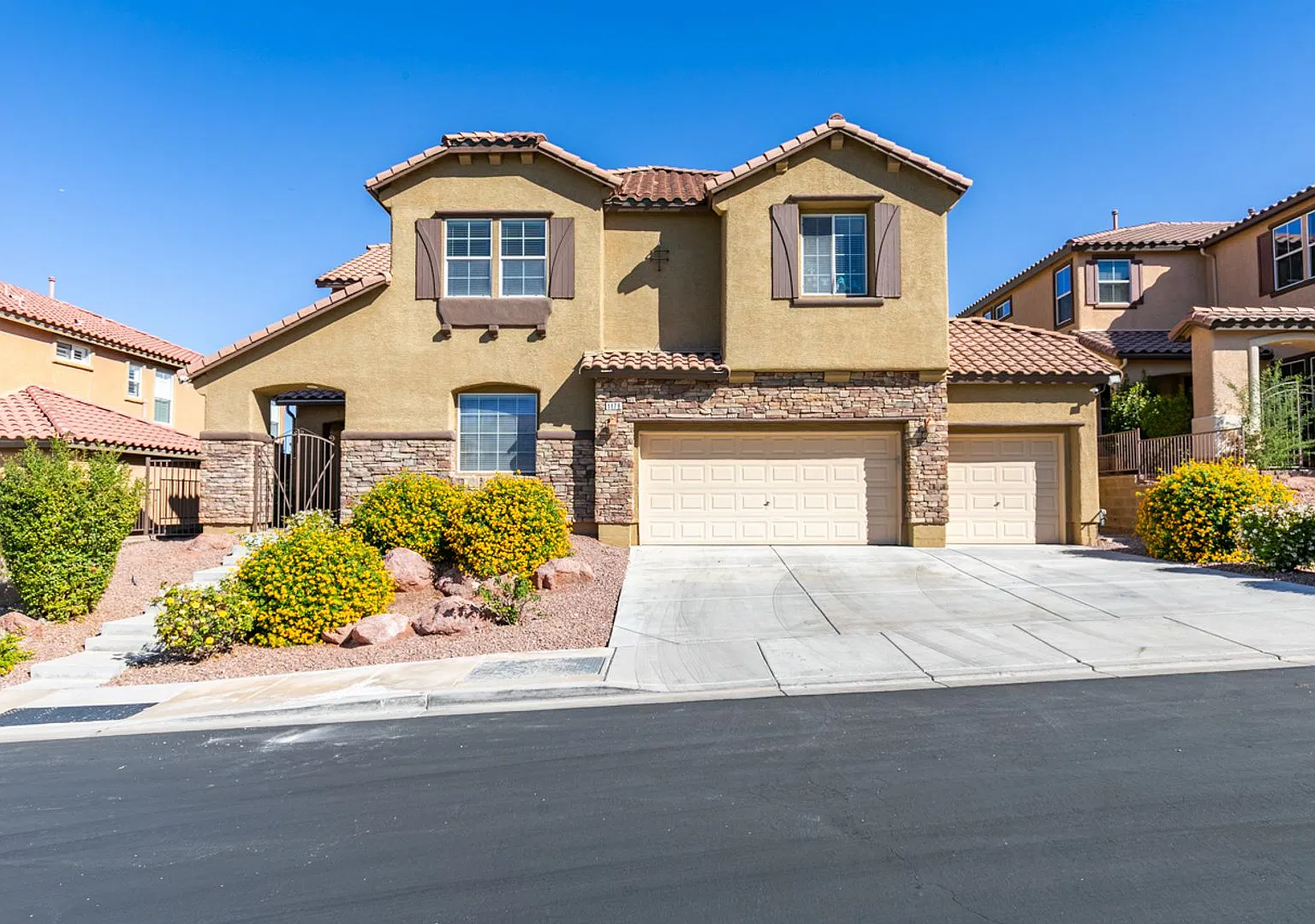 Beautiful Henderson Pool Property — Photo 1