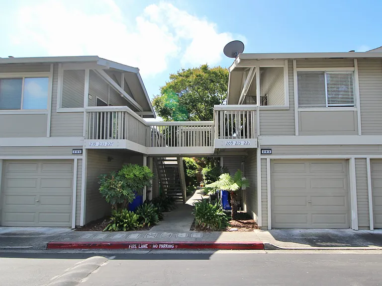 215 Loma Verde Dr — Photo 2