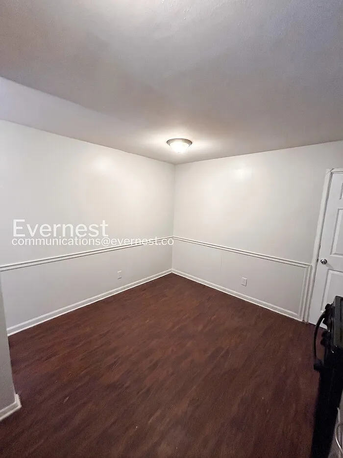 3 bed, 1.0 bath, 925 sqft, $1,045 — Photo 3
